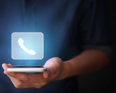 Elinizdeki akıllı telefona dokunun