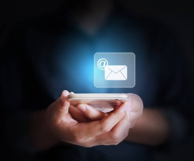 Elinizdeki akıllı telefona dokunun