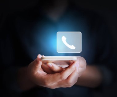 Elinizdeki akıllı telefona dokunun