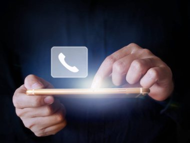  Akıllı telefon elinde.