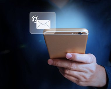 Elinizdeki akıllı telefona dokunun