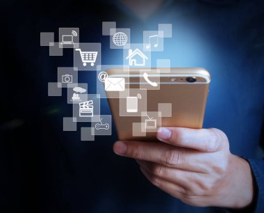 Elinizdeki akıllı telefona dokunun