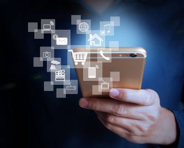  Akıllı telefon elinde.