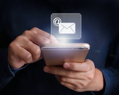  Akıllı telefon elinde.