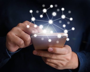 Elinizdeki akıllı telefona dokunun