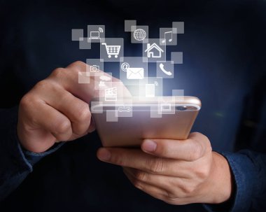  Akıllı telefon elinde.