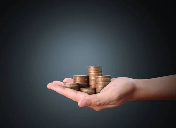 Hand menschliche Hand, die Münze zu Geld macht — Stockfoto