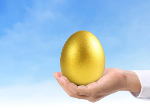 Das Halten goldener Eier — Stockfoto
