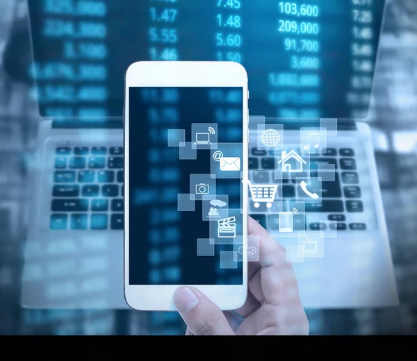 Elinizdeki akıllı telefona dokunun