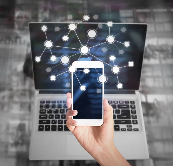 Elinizdeki akıllı telefona dokunun