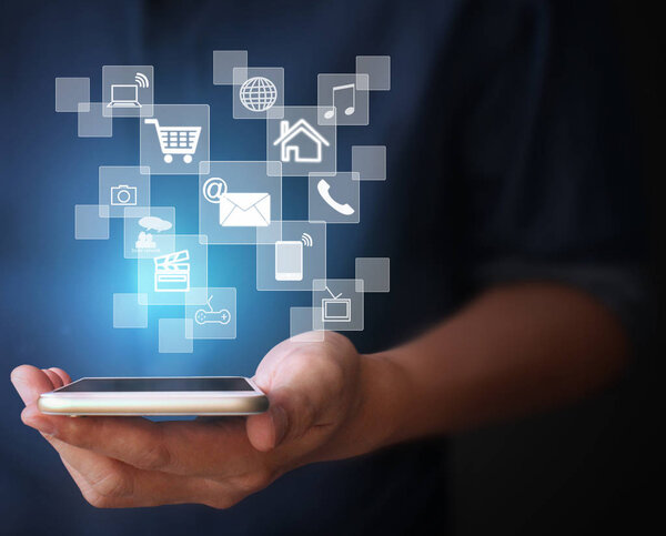 Сенсорный экран смартфона в руке