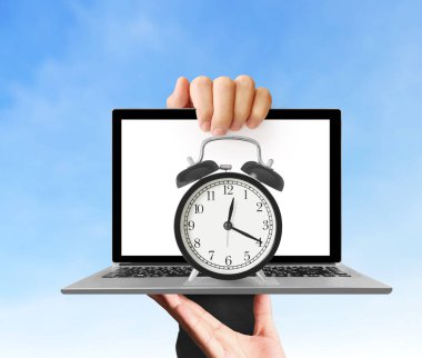 Erkek el holding laptop