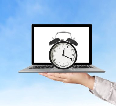 Erkek el holding laptop