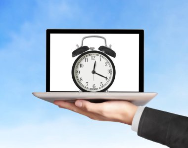 Erkek el laptop tutarak