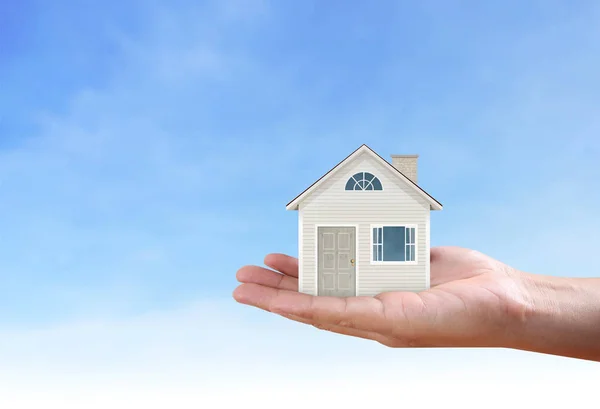 Hypothekenkonzept nach Haus in der Hand — Stockfoto