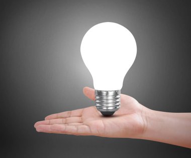 bir ampul ile enerji tutan el 