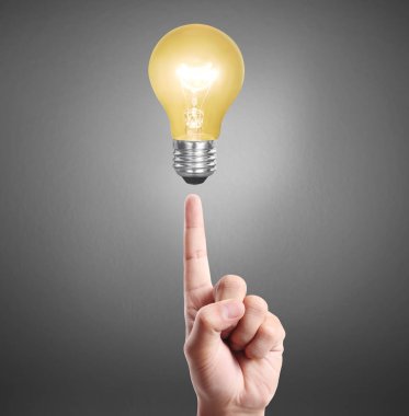 bir ampul ile enerji tutan el 