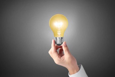 ampul ile enerji tutan el 