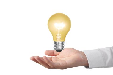 bir ampul ile enerji tutan el 