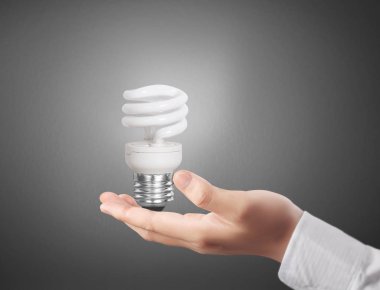 bir ampul ile enerji tutan el 