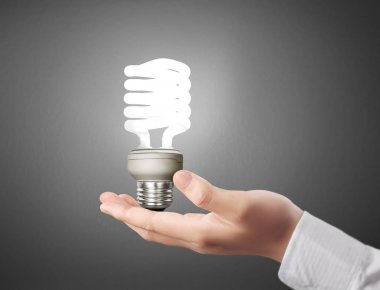ampul ile enerji tutan el 