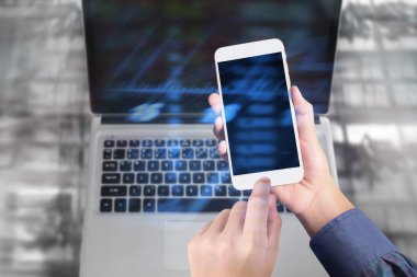 Bir elde ekran akıllı telefonuna dokun