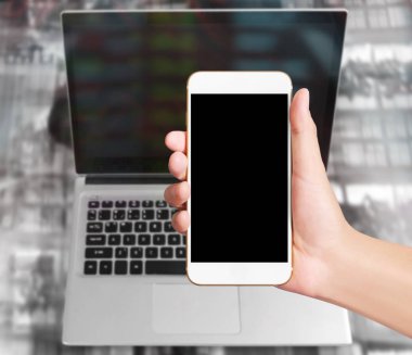 Bir elde ekran akıllı telefonuna dokun