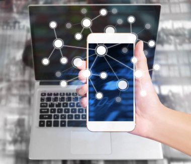 Bir elde ekran akıllı telefonuna dokun