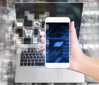 Bir elde ekran akıllı telefonuna dokun