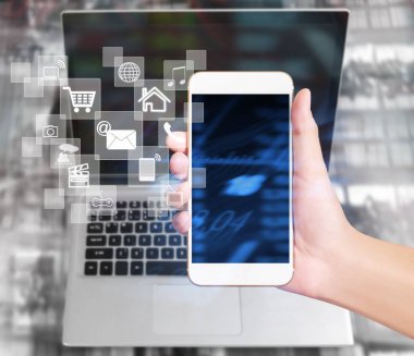 Bir elde ekran akıllı telefonuna dokun