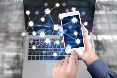 Bir elde ekran akıllı telefonuna dokun