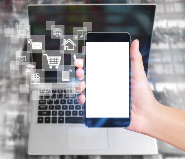 Bir elde ekran akıllı telefonuna dokun