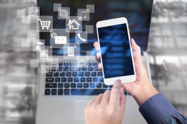 Bir elde ekran akıllı telefonuna dokun