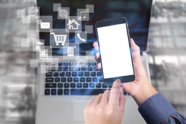 Bir elde ekran akıllı telefonuna dokun