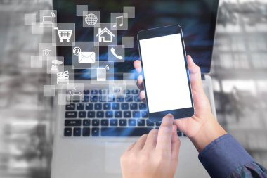 Bir elde ekran akıllı telefonuna dokun