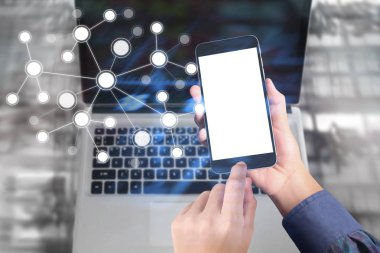 Bir elde ekran akıllı telefonuna dokun