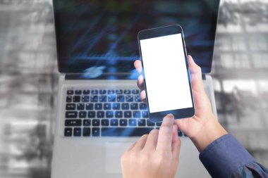 Bir elde ekran akıllı telefonuna dokun