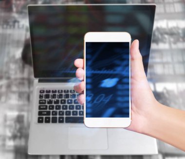 Bir elde ekran akıllı telefonuna dokun