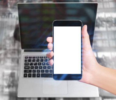 Bir elde ekran akıllı telefonuna dokun