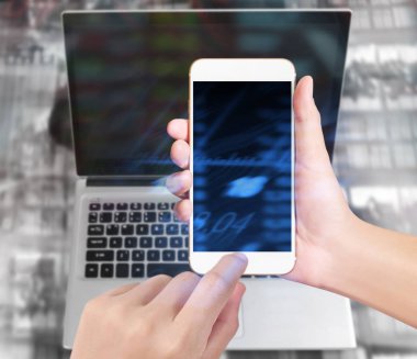 Bir elde ekran akıllı telefonuna dokun