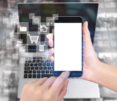 Bir elde ekran akıllı telefonuna dokun