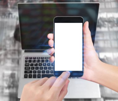 Bir elde ekran akıllı telefonuna dokun