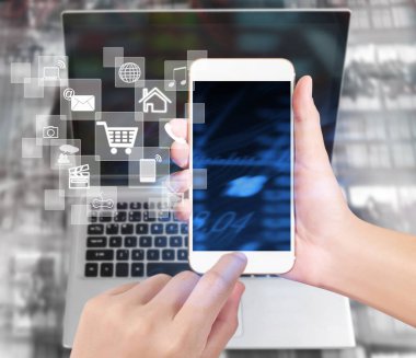 Bir elde ekran akıllı telefonuna dokun