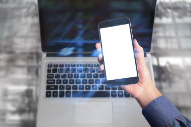 Bir elde ekran akıllı telefonuna dokun