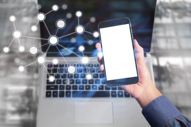 Bir elde ekran akıllı telefonuna dokun