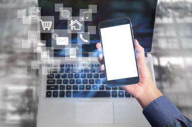 Bir elde ekran akıllı telefonuna dokun