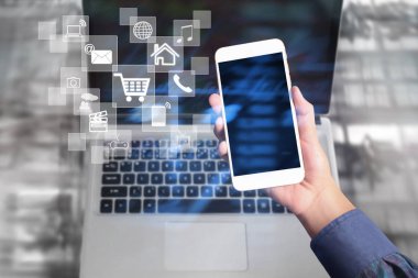 Bir elde ekran akıllı telefonuna dokun