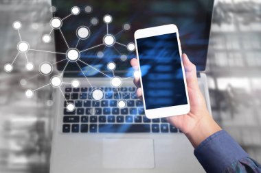Bir elde ekran akıllı telefonuna dokun
