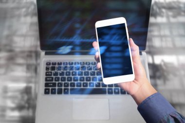 Bir elde ekran akıllı telefonuna dokun