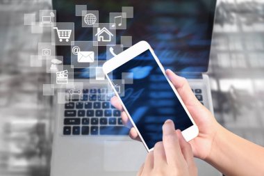 Bir elde ekran akıllı telefonuna dokun